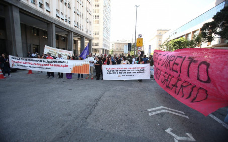 Professores em greve protestam após reunião com representantes do Governo do Rio
