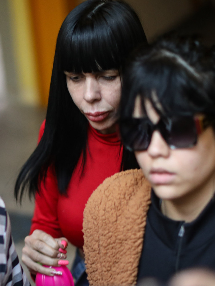 M&atilde;e e filha, Kerollen Cunha (de &oacute;culos) e Nancy Gon&ccedil;alves (vermelho) prestaram depoimento sobre o caso
