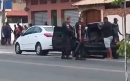 Vídeo: Homem é preso durante protesto em Santa Cruz