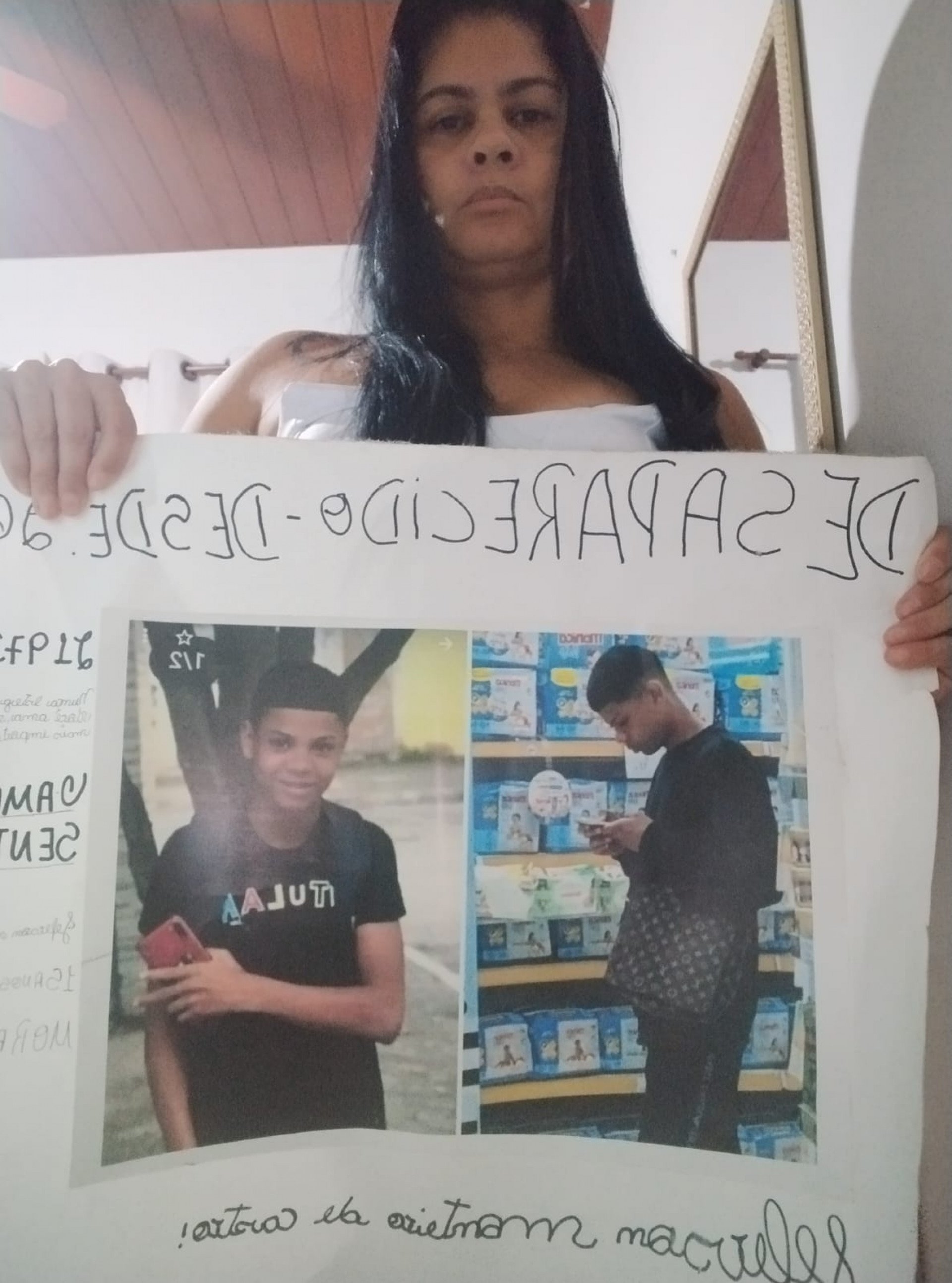 Dona de casa Patr&iacute;cia Vilela Monteiro, de 47 anos, mostra cartaz com a foto do filho  Jeferson Monteiro de Castro, de 16 anos, desaparecido h&aacute; 1 ano, em Mesquita, na Baixada Fluminense 