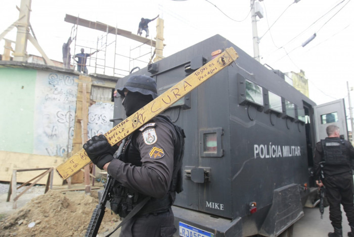 Policial encontra madeira usada por criminosos para "dar corretivo". No peda&ccedil;o de pau, traficantes escreveram "cura"