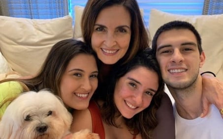 Fátima Bernardes lamenta perda de cachorro de estimação: 'Dia triste'