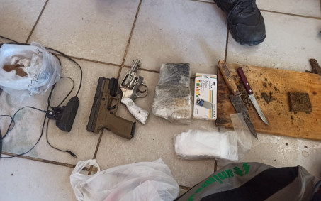 Homens são presos com armas e drogas em Resende