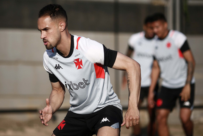 O atacante Serginho agradou nos treinamentos e fará a sua estreia como titular hoje, em São Januário