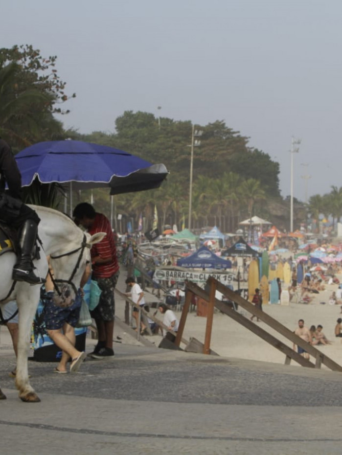 Policiais militares patrulham na Praia do Arpoador, na Zona Sul do Rio