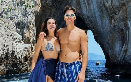 Na Itália, Giovanna Lancellotti passeia de barco com o namorado