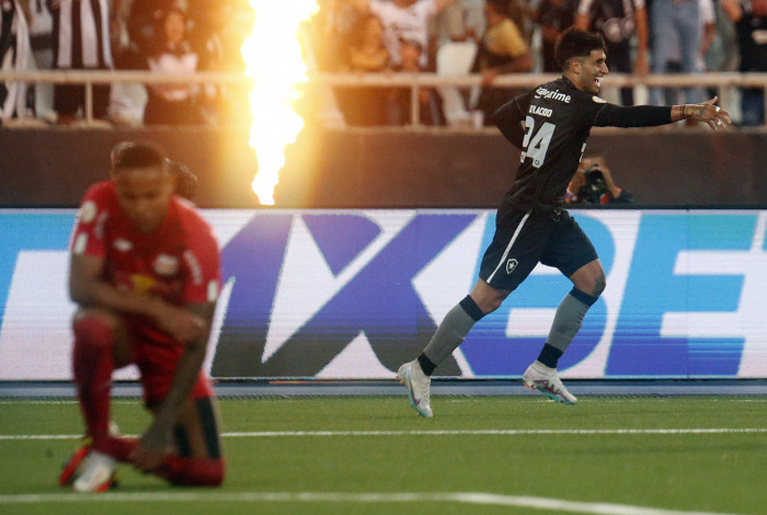 Ap&oacute;s soltar uma bomba e marcar o segundo gol do Fogo, Di Placido corre pra comemorar o seu primeiro