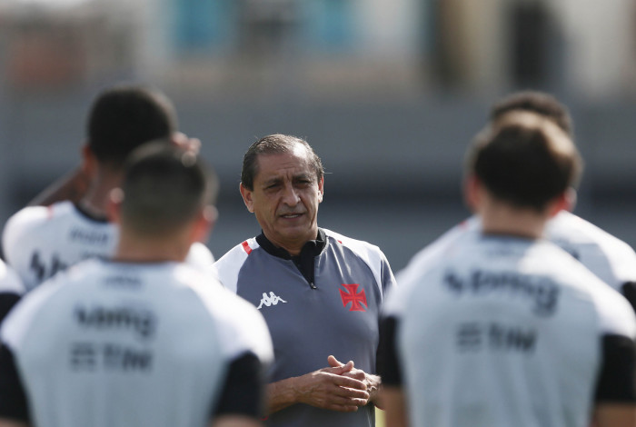 Técnico Ramón Díaz orienta os jogadores no CT Moacyr Barbosa 