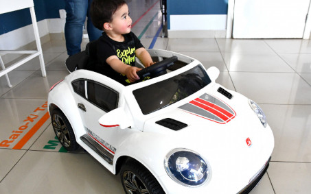 Hospital adquire carrinho para levar crianças ao centro cirúrgico