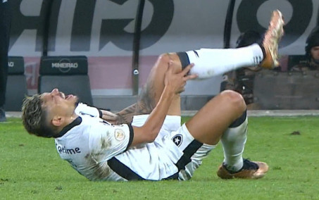 Tiquinho sente dores no joelho esquerdo e preocupa o Botafogo