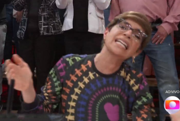 Renata Lo Prete entoa 'Vermelho', durante a apresentação de Gloria Groove