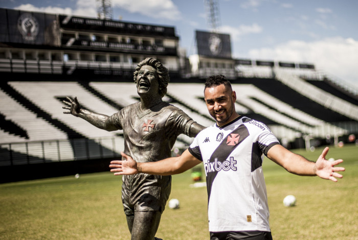 Payet posa para foto no treino do Vasco da Gama no Estadio de Sao Januario em 17 de agosto de 2023.