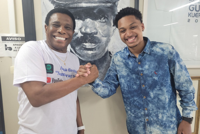 O intérprete Neguinho da Beija-Flor com Wendel Santtos, que recebeu o apelido Neguinho Jr. 