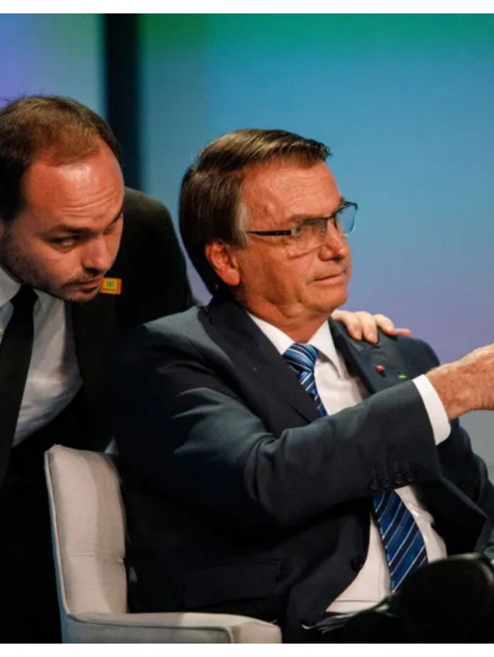 Carlos Bolsonaro usou suas redes para falar sobre atual situa&ccedil;&atilde;o de Jair Bolsonaro