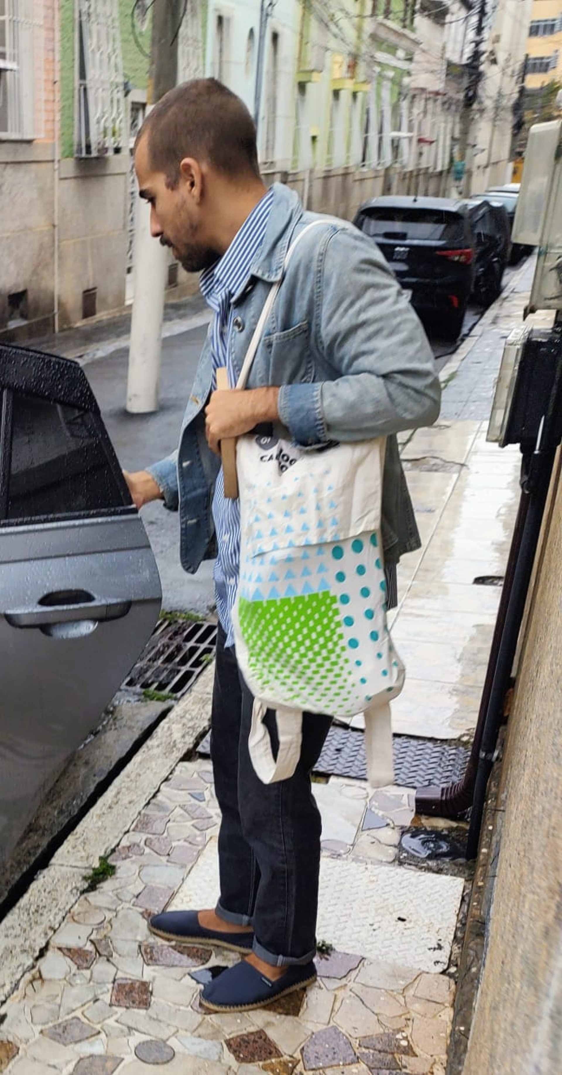 O estudante foi visto pela última vez na rua Frei Pinto, bairro Riachuelo, carregando uma bolsa de pano à tiracolo. Ele está sem aparelho celular, documentos e dinheiro