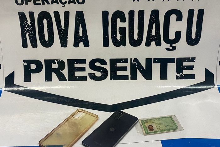 Policiais recuperaram o celular roubado pelo homem, no Centro de Nova Iguaçu