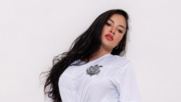 A GATA DA HORA: Sheyla Mell posa de calcinha e faz promessa aos