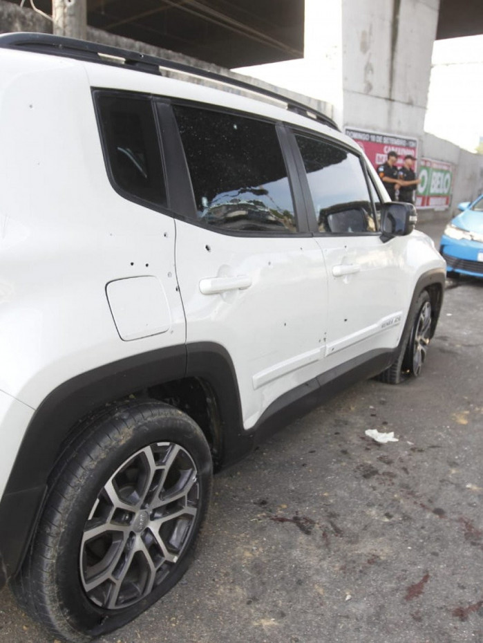 Carro onde estava Beto do Sapo e outros três ocupantes ficou cravejado de balas após troca de tiros com policiais