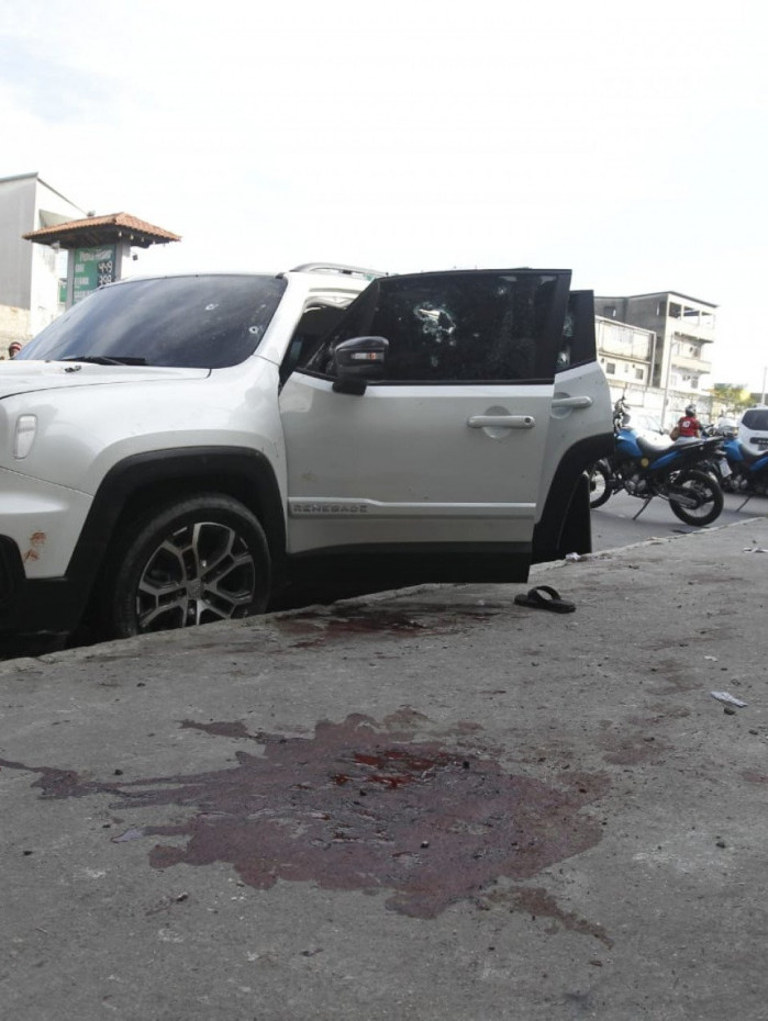 Carro onde estava Beto do Sapo e outros três ocupantes ficou cravejado de balas após troca de tiros com policiais