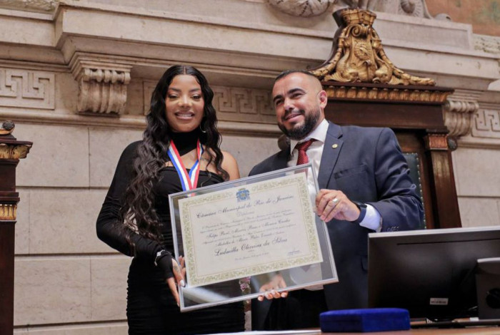 Ludmilla recebe medalha ap&oacute;s iniciativa por doa&ccedil;&atilde;o de sangue 