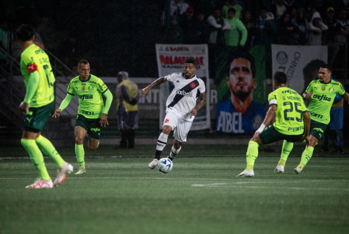Paulinho Paula em ação contra o Palmeiras, no Allianz Parque