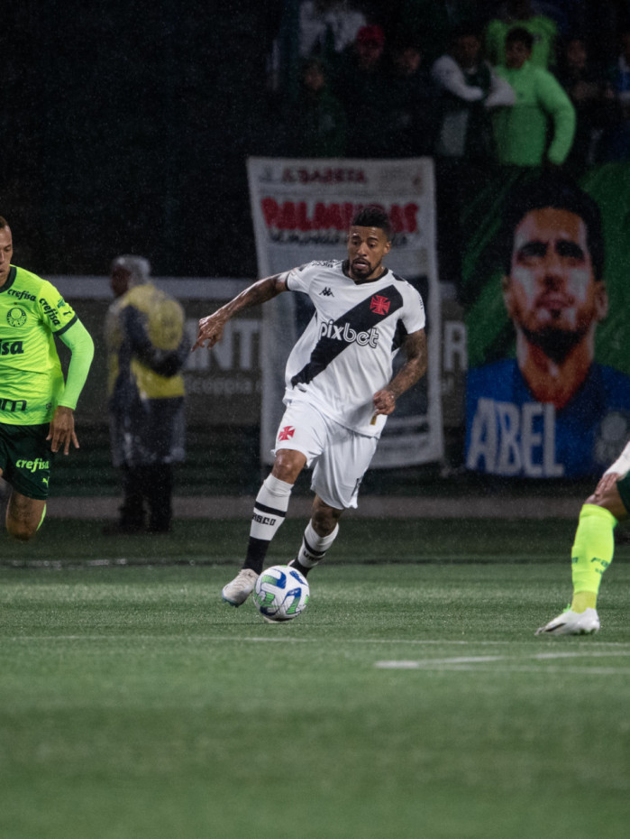 Paulinho Paula em ação contra o Palmeiras, no Allianz Parque