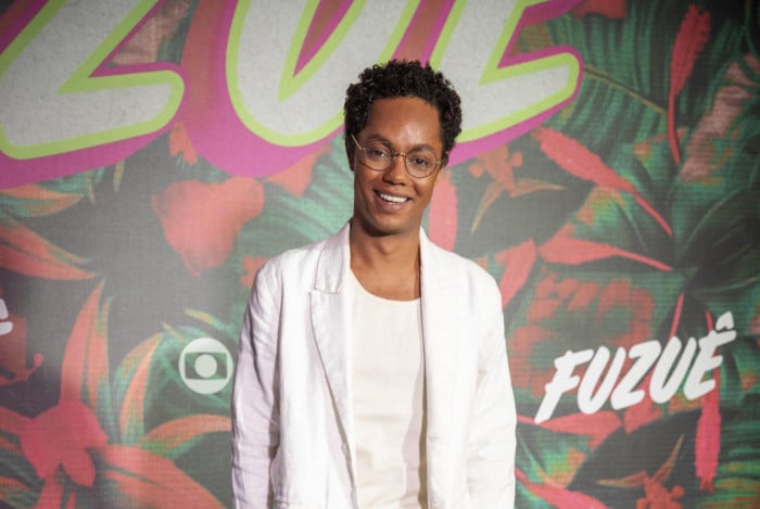 Clayton Nascimento d&aacute; vida ao Ca&iacute;to da novela 'Fuzu&ecirc;', ap&oacute;s sucesso com mon&oacute;logo sobre racismo