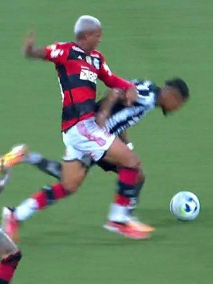 Botafogo reclama de falta em Tchê Tchê antes de gol do Flamengo 