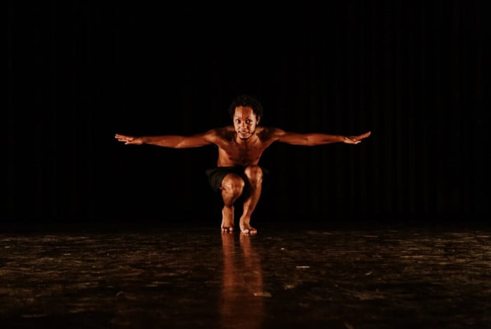 Clayton Nascimento em cena do mon&oacute;logo 'Macacos', sucesso no teatro brasileiro