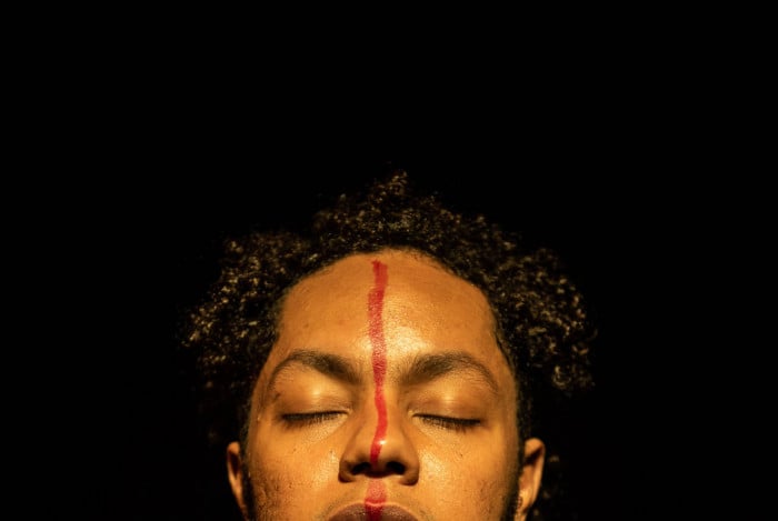 Clayton Nascimento em cena do mon&oacute;logo 'Macacos', sucesso no teatro brasileiro