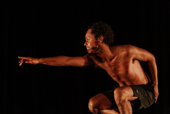 Clayton Nascimento em cena do mon&oacute;logo 'Macacos', sucesso no teatro brasileiro