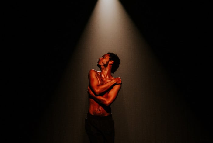 Clayton Nascimento em cena do mon&oacute;logo 'Macacos', sucesso no teatro brasileiro