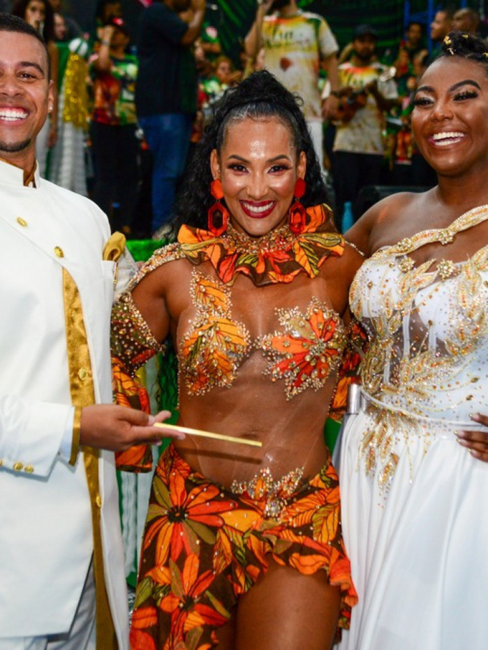 Primeiro casal de mestre-sala e porta-bandeira, Renan Oliveira e Laís Lúcia, com a rainha Laynara Telles