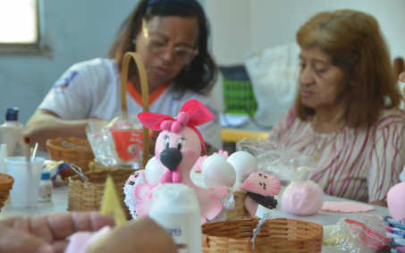 Espaço da terceira idade de Nova Iguaçu oferece oficina de biscuit para frequentadores