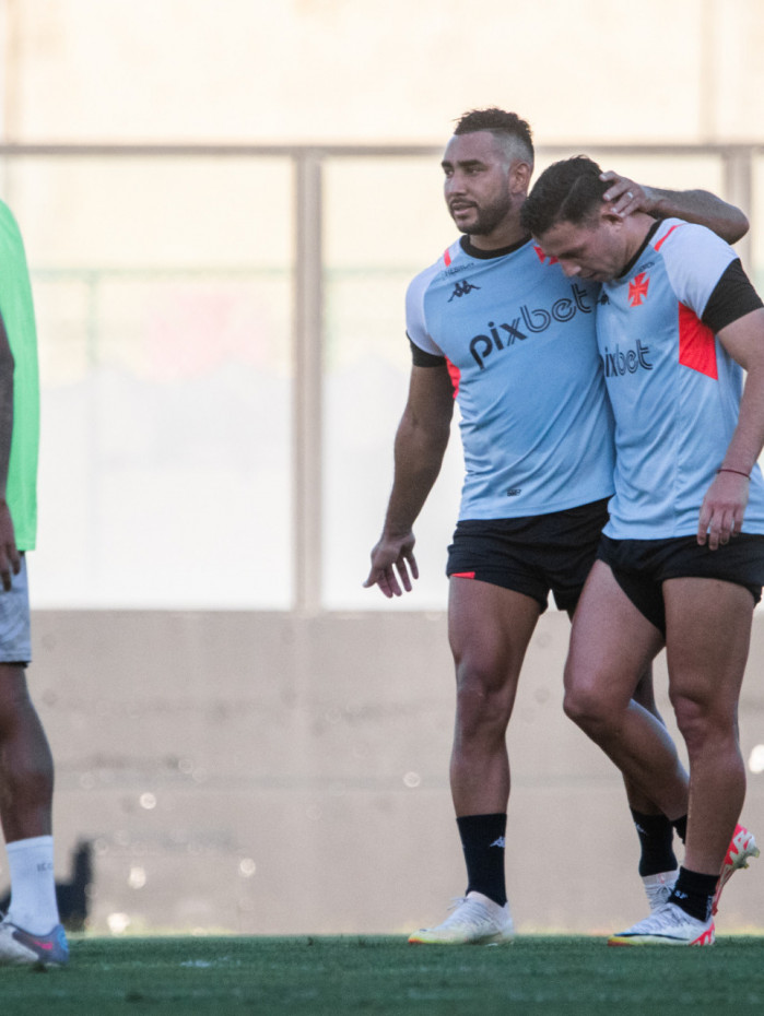 Autor de 2 gols no jogo-treino, Sebastián Ferreira é abraçado por Payet