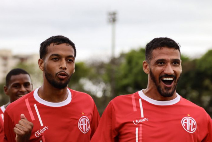 Brayan (esquerda da imagem)