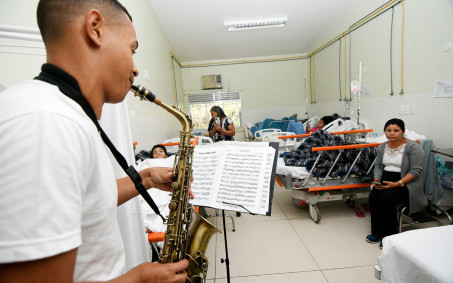 Saúde de Nova Iguaçu usa musicoterapia nas unidades hospitalares do município