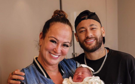 Mãe de Neymar posa ao lado de Mavie e web reage: 'É parecida com avó'