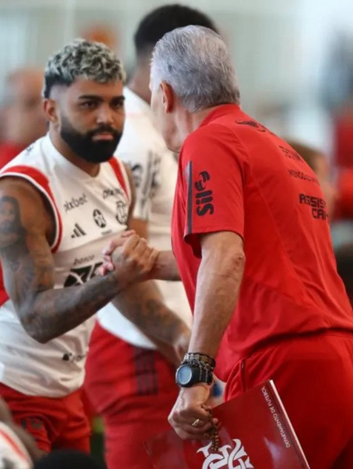 Cumprimento de Gabigol e Tite durante treino no Ninho do Urubu