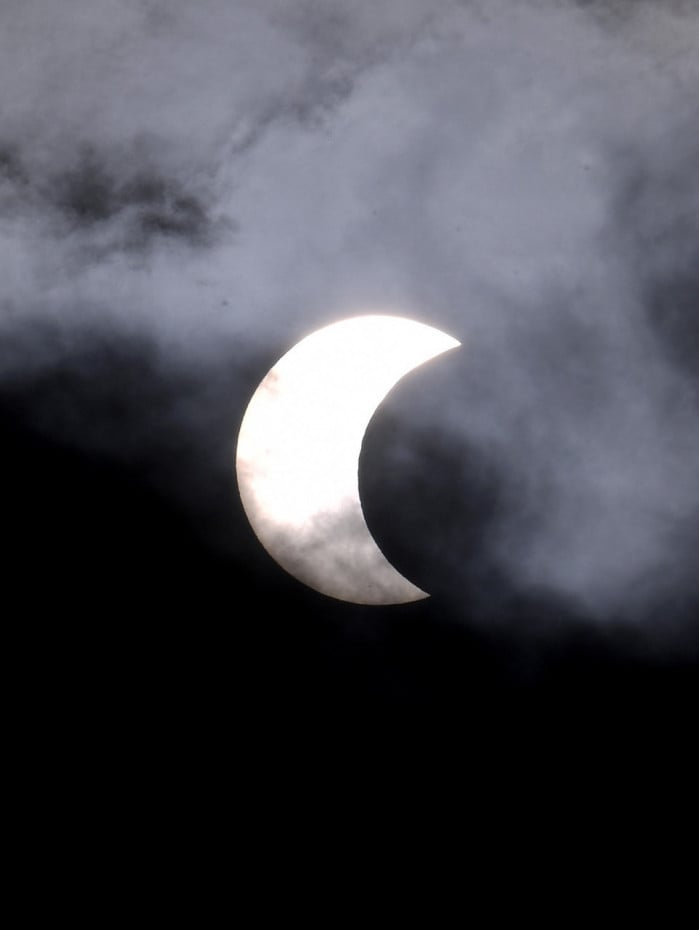 Ao contr&aacute;rio do eclipse solar, que para observar &eacute; preciso usar &oacute;culos pr&oacute;prios, este da Lua poder&aacute; ser visto a olho nu