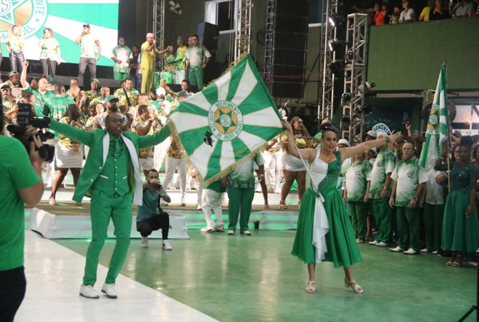 Casal de mestre-sala e porta-bandeira se apresenta na grande final, que só terminou na manhã de ontem
