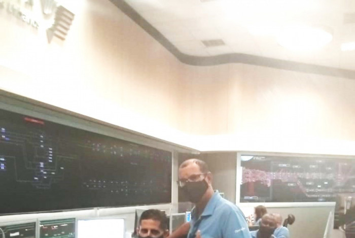 Jefferson (sentado) seguiu os passos do pai, Jocelei, e está na SuperVia