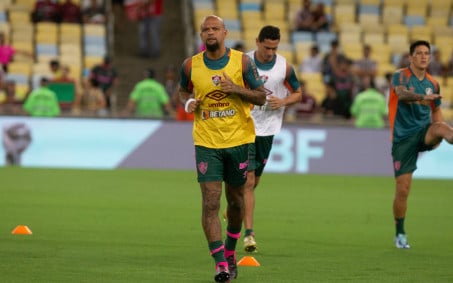 Árbitro aponta ofensas de Felipe Melo na súmula da partida entre Fluminense e Corinthians