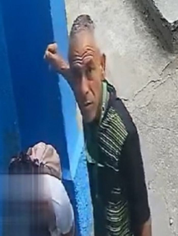 Safado estava na porta de escola