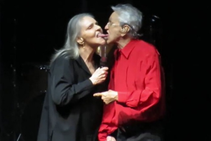 Angela Ro Ro e Caetano reproduziram beijo de língua registrado em 1978