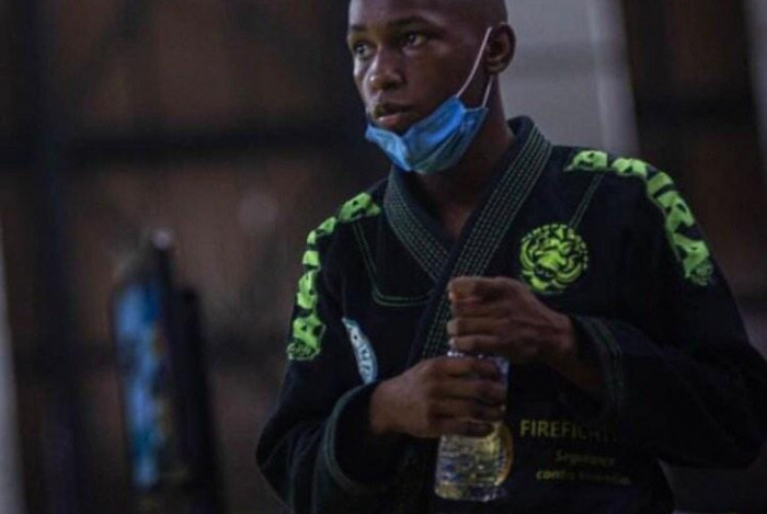 Morador da Nova Holanda, na Maré, ao vender salgados congelados por encomenda Douglas espera conseguir arcar com as despesas de suas competições