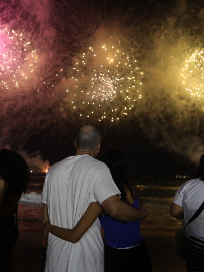 Queima de fogos no Réveillon da praia de Copacabana é um dos eventos mais famosos do mundo; festa reúne milhares de cariocas e turistas 