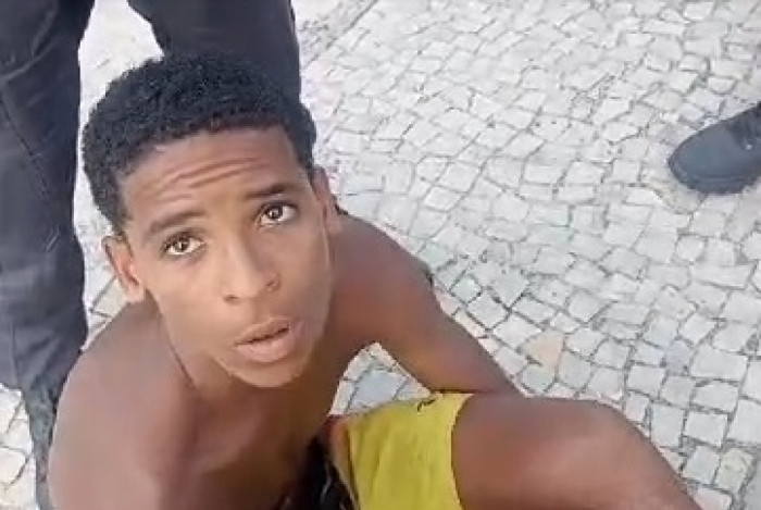 Homem &eacute; preso ap&oacute;s furtar e engolir cord&atilde;o de ouro na praia da Barra
 Anderson de Oliveira Fran&ccedil;a, de 19 anos