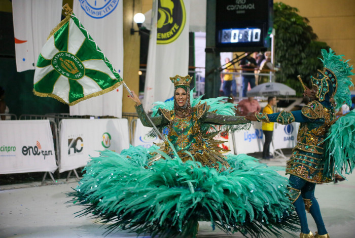 Império Serrano caprichou e levou o casal fantasiado para o minidesfile