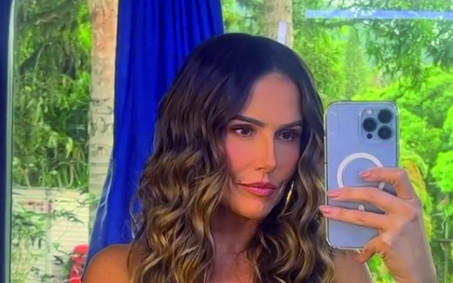 Deborah Secco posta vídeo sem roupa e cobre os seios com cabelo: 'Sereiando'